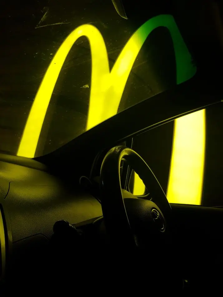 Coche rotulado para McDonald's