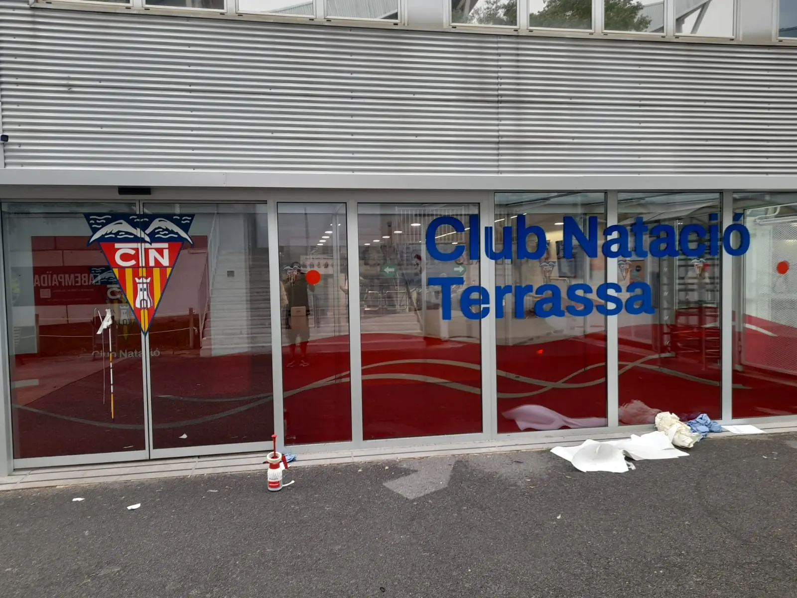 Vinilos escaparate · proyecto real de Unical