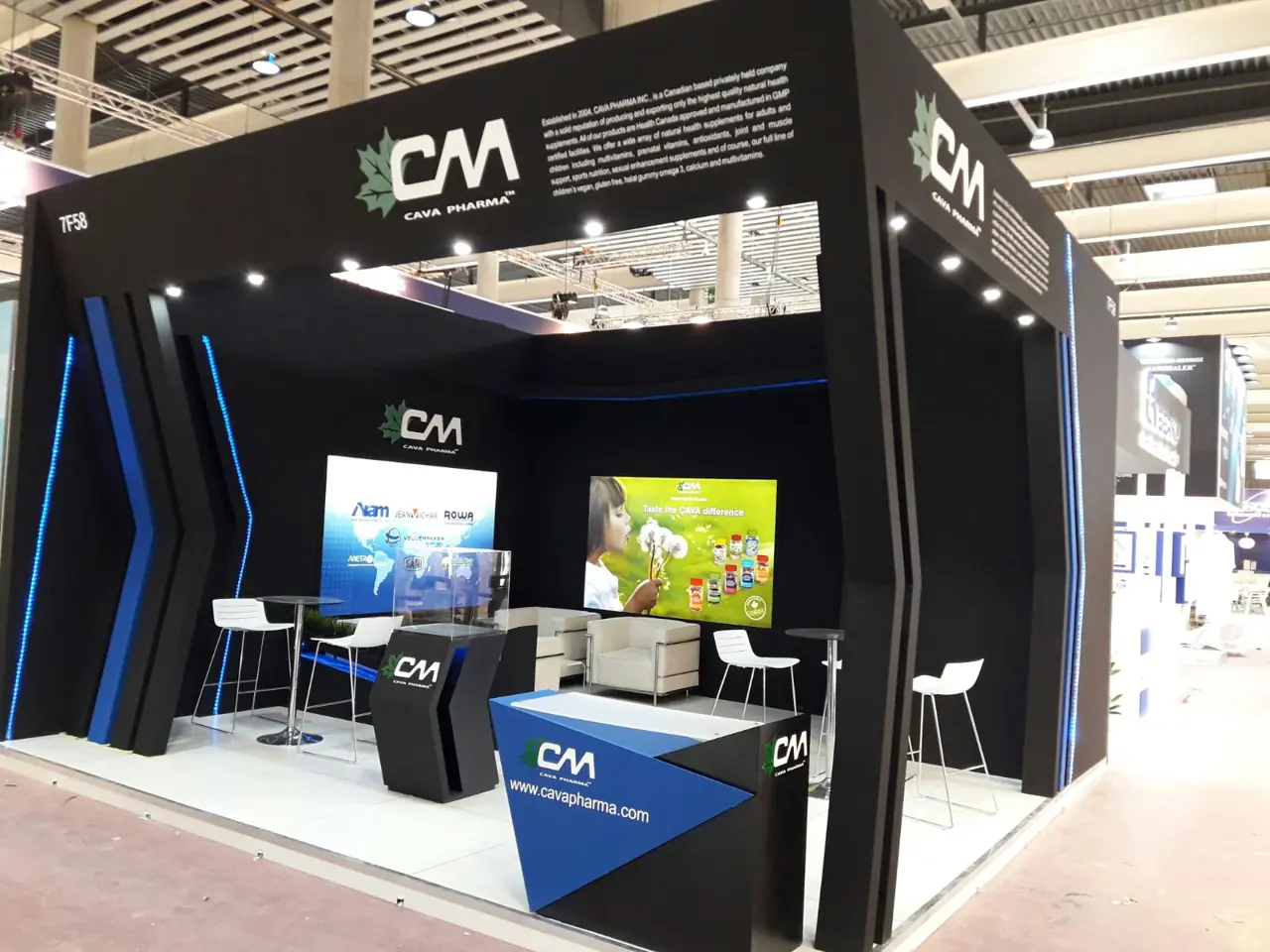 Stand negro de Cava Pharma con pantallas