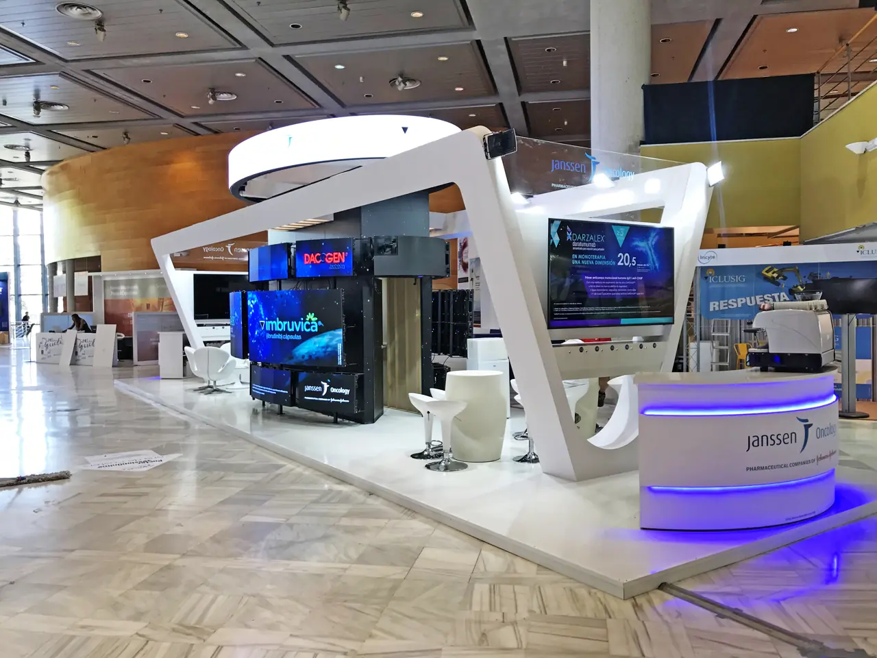 Stand de Janssen con estructura blanca y pantallas