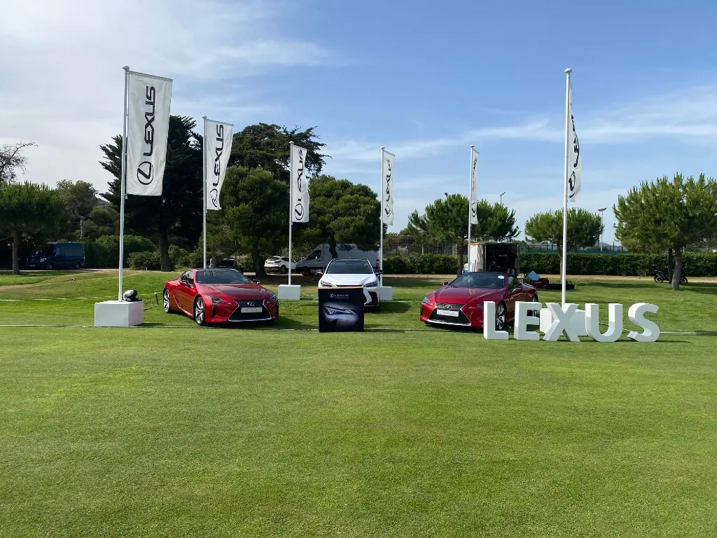 Imagen corporativa de Lexus con letras y banderolas en exterior