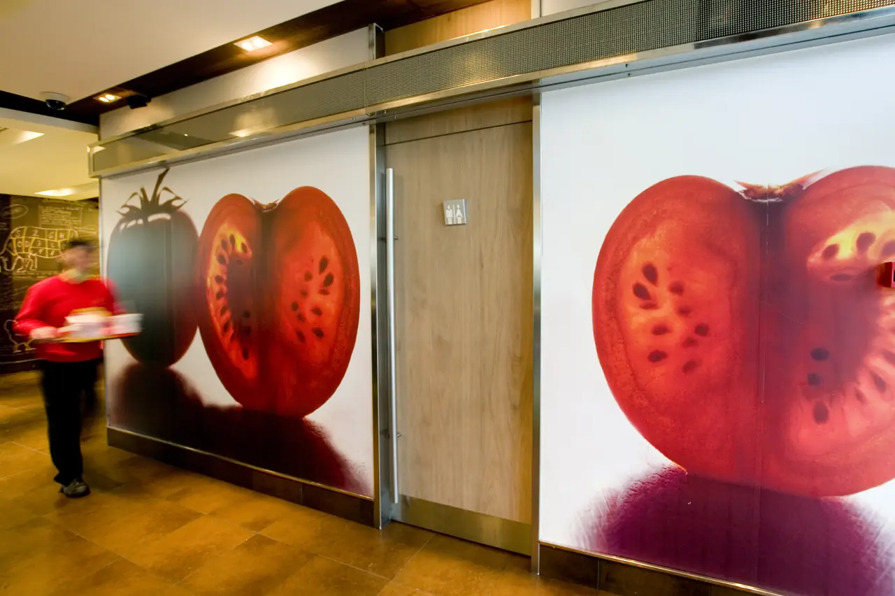 Murales de tomates gigantes en un restaurante McDonald's