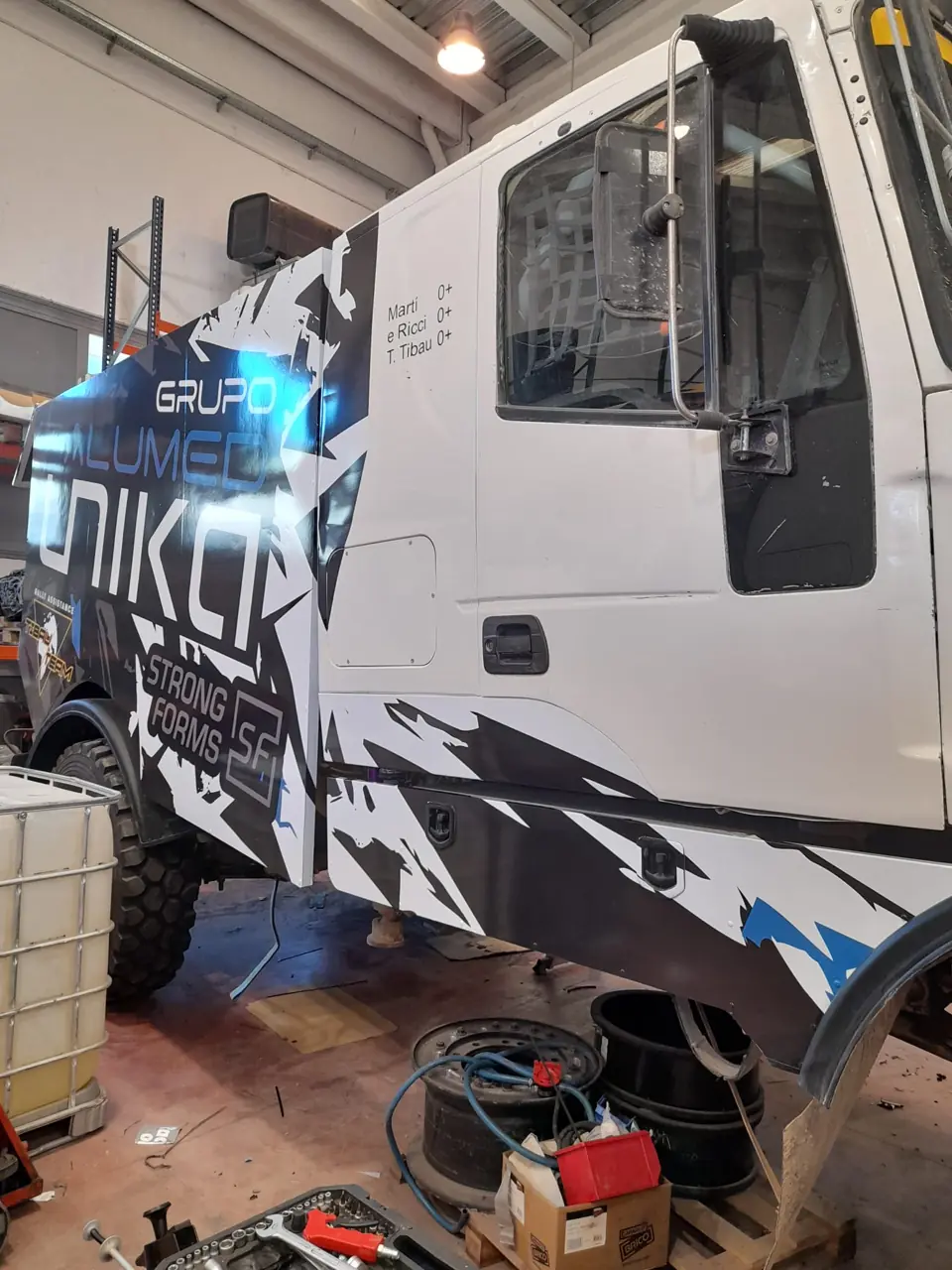 Camión de asistencia de Tibau Team con wrapping completo