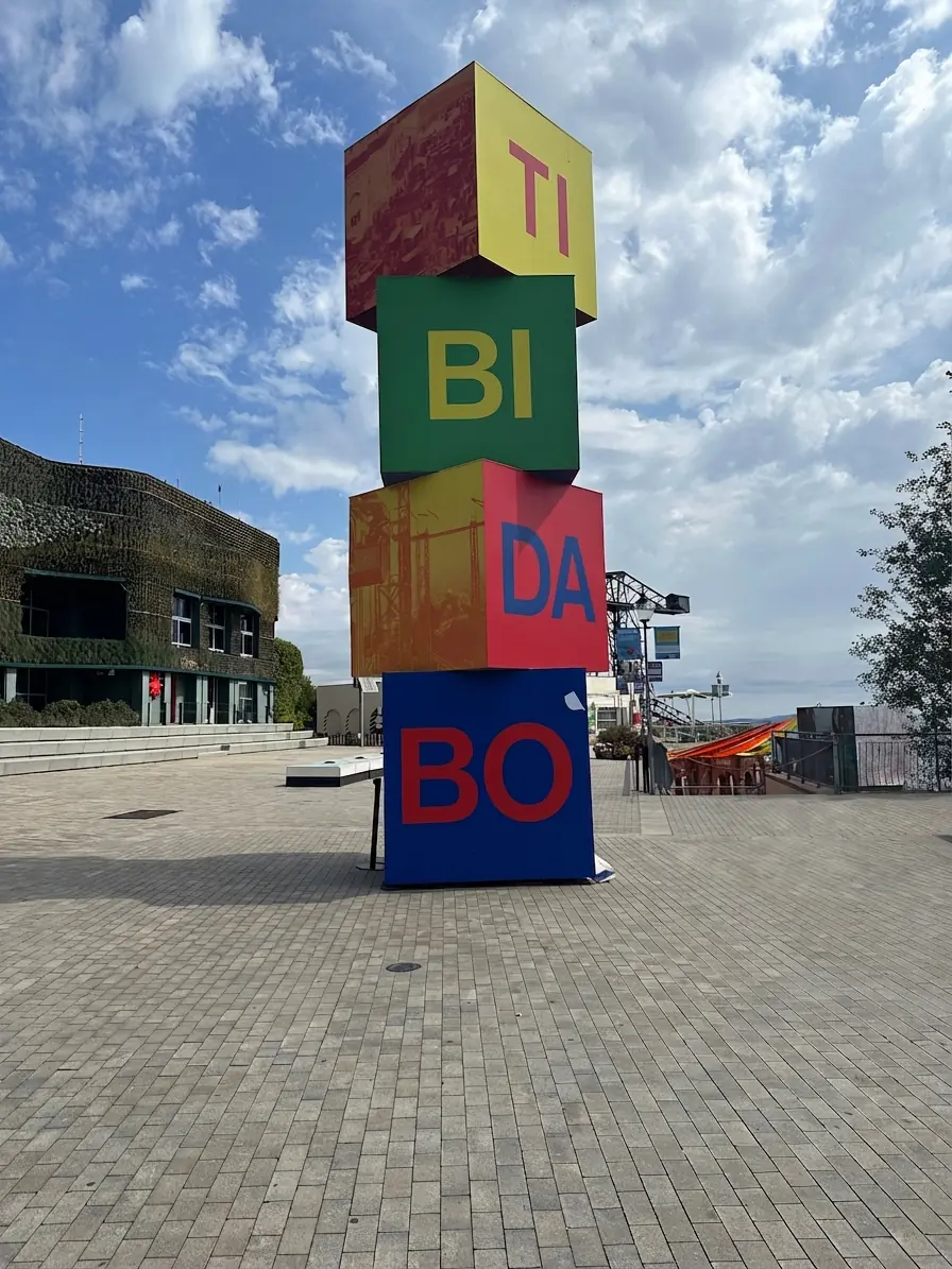 Cubos corporativos apilados del Tibidabo