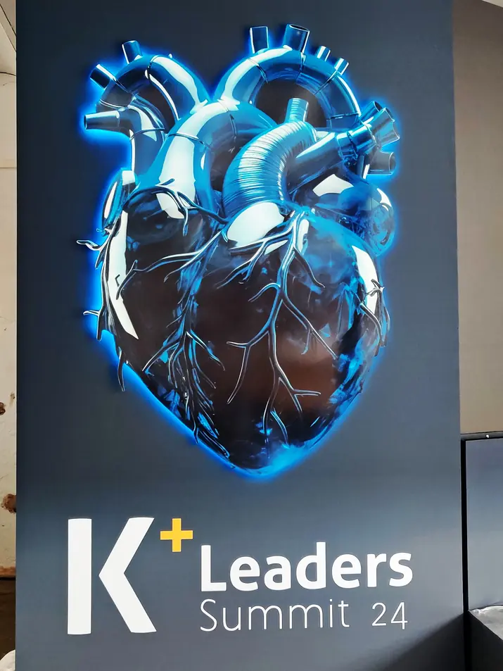 Escenografía del K+ Leaders Summit con un corazón retroiluminado