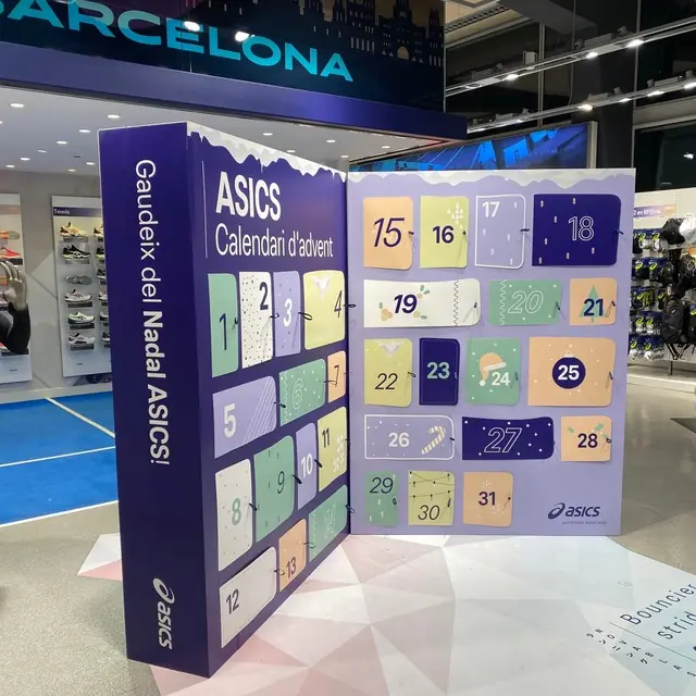 Expositor de punto de venta de ASICS con calendario de adviento
