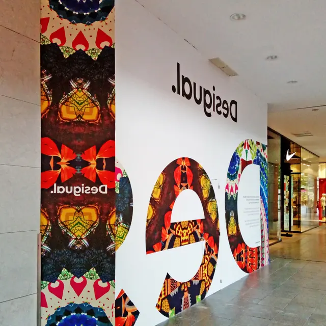 Fachada de tienda Desigual vestida con impresión de gran formato