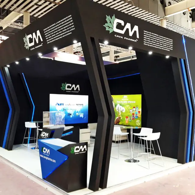 Stand corporativo negro con iluminación en una feria
